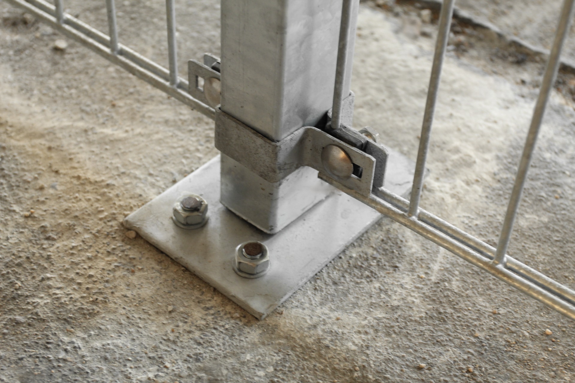 2D pozink plotový dílec na jeklových sloupcích montovaný na plotové patky